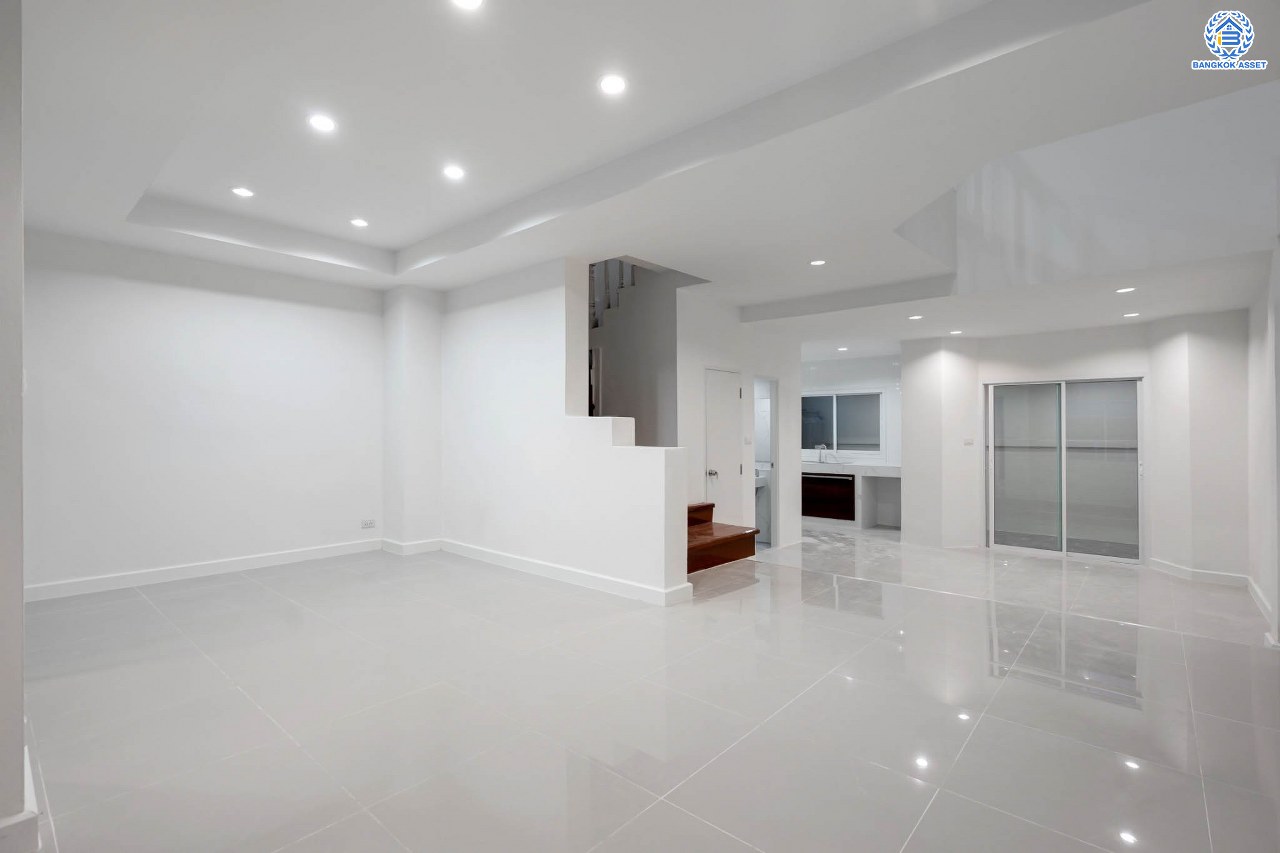 บ้านมือสองตกแต่งใหม่ โครงการ นันทนาการ์เด้น-พาร์คเพลส 345 ราชพฤกษ์-ติวานนท์ เนื้อที่ 27 ตร.ว. ฟังก์ชัน 3 ห้องนอน 2 ห้องน้ำ จอดรถได้ 2 คัน บรรยากาศเงียบสงบเป็นส่วนตัว สิ่งอำนวยความสะดวกมากมาย! บนทำเลศักยภาพ เชื่อมต่อถนนราชพฤกษ์ ใกล้จุดขึ้นทางด่วน "ศรีสมาน"